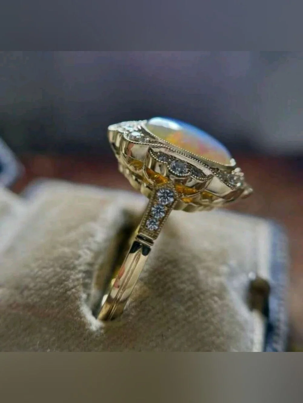 New Imitation Celebrity Style Gold OpalOval Diamond Ring Simple Fashion Luminous